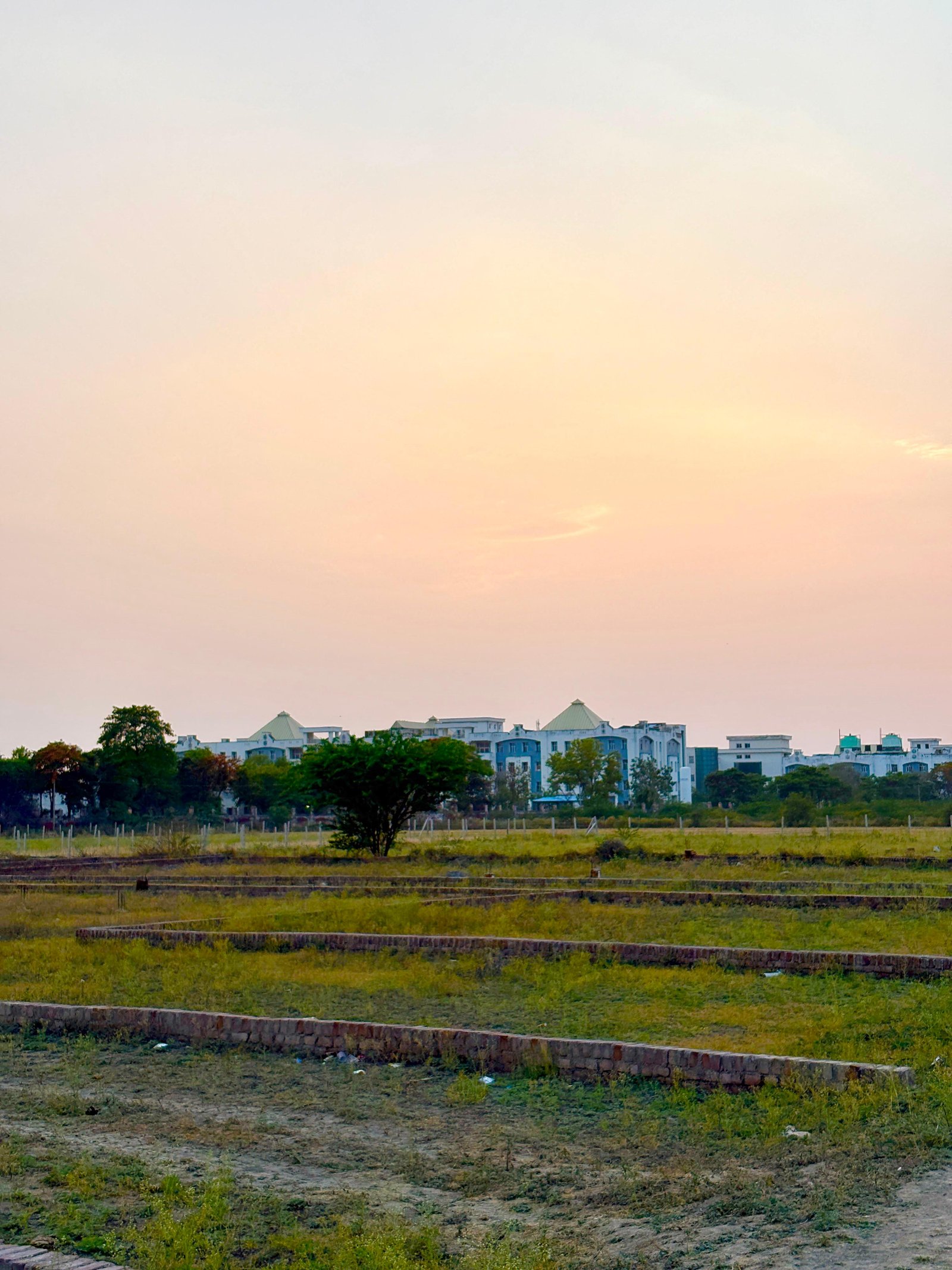 मेडिकल कॉलेज के पास 40X60 sqft का डबल रोड का प्लॉट 