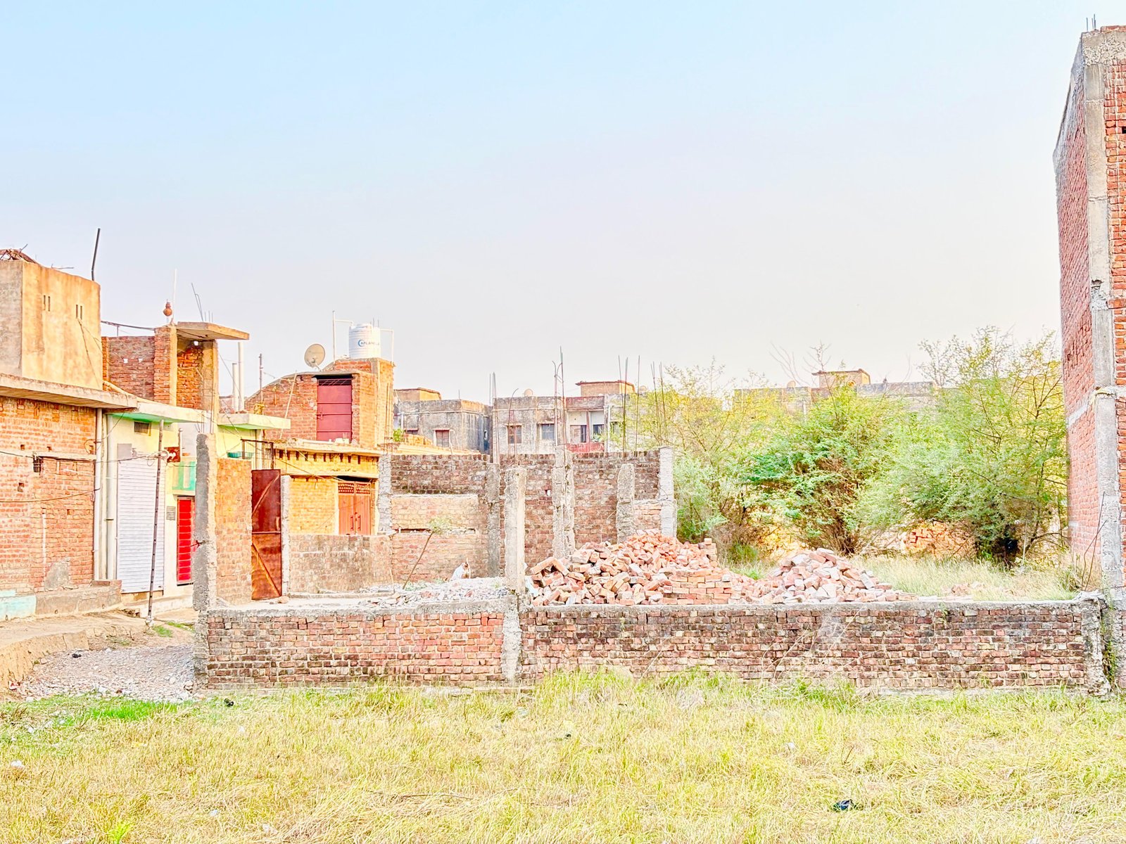 बेहतरीन साइज 25×40 का फुल फाउंडेशन भरा प्लॉट